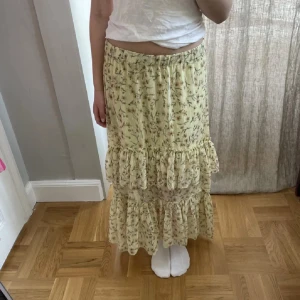 y2k volang långkjol - snygg populär kjol som inte säljs längre från h&m. 2 Lånade första bilder. Storlek S.🩷