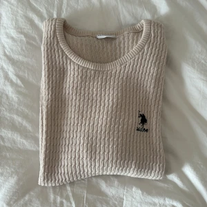 Us polo tröja - Us polo tröja i väldigt bra skick använd runt 5 gånger. Storlek Xs men passar dig som har S också.