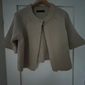  Trekvarts ärmad kofta  - Jätte fin och håller jätte bra. Knapen sitter litte löst men det är let att fixa. Passar nog Xs,S och M