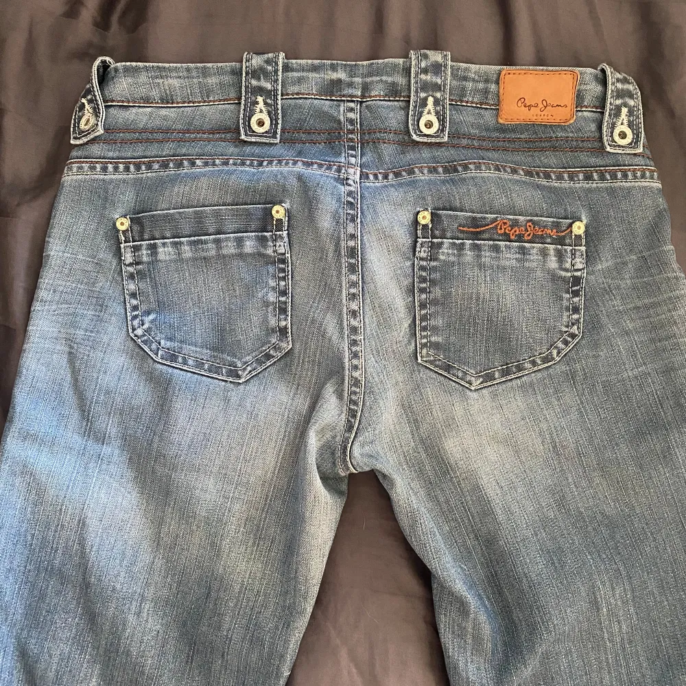 Säljer ett par lågmidjade bootcut jeans från Pepe Jeans som tyvärr inte passar. Köptes på Plick och är i bra skick. . Jeans & Byxor.