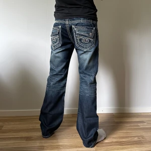 Y2k jeans  - Coola jeans med många detaljer från märket Blue Monkey, unik modell. Storlek W33L32. Midjemåttet runt om är ca 91cm och innerbenslängden är 81. Passar unisex! Kontakta vid fler frågor/bilder osv🤩