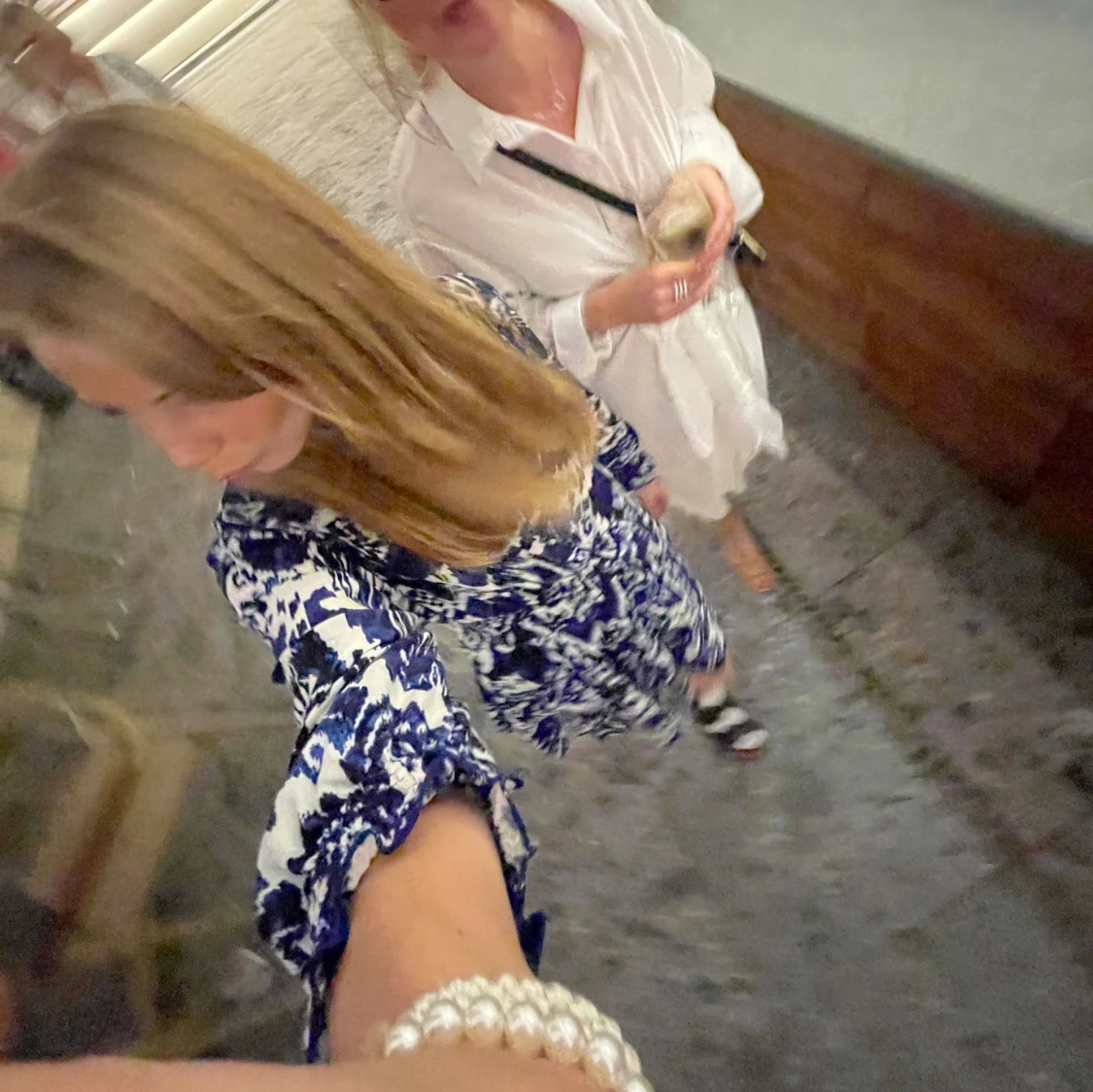 Blå och vit blommig klänning