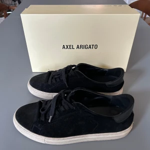 Axel Arigato-skor - Säljer mina svarta Arigato-skor. Använt en del därav det nedsänkta priset. Nypris 2500 kr. Pris går att diskutera, box medföljer!