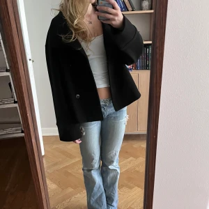 Kort kappa - En jättesnygg kort kappa perfekt till hösten. Använd fåtal gånger och i bra skick. 