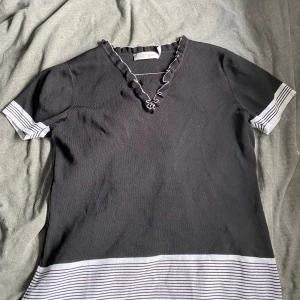Tröja  - Jätte skön material, bra kvalite. Använd max 2/3 gånger. Elegant och snygg på!  