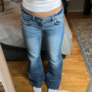 Lågmidjade bootcut jeans - De PERFEKTA low waist bootcutjeansen från Forever 21 som tyvärr är för små för mig😭😭Passar nog någon runt 170, annars går det ju alltid att korta ner dem🫶Vid snabb affär kan jag tänka mig 350kr