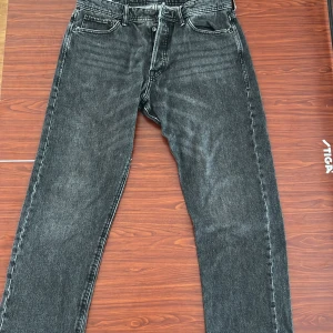 Jack & Jones Jeans (LOOSE/CHRIS - Säljer dessa mörk gråa loose fit jeans från Jack & Jones eftersom de är för stora på mig, använt en säsong. Skick 7/10. Lite sliten som man ser på sista bilden annars är den hel i helheten. 