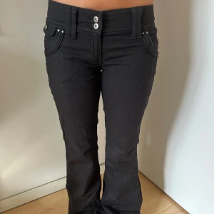 Svarta jeans - Så coola svarta jeans som är köpta i London, dem har jättefina detaljer och coola fickor!! Den är långa på mig som har storlek 36
