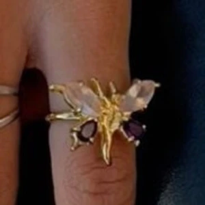 Guldfärgad ring med fjäril och lila stenar - Jag söker denna ringen från Maria Nilsdotter antingen i guld eller silver. Jag är villig att betala ett bra pris men såklart hänsyn till vilket skick ringen är i! Priset som står är alltså inte fastställt, kan blir mer eller mindre!💗
