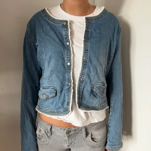 Jacka/kofta - Jättefin tunn jacka som man även kan ha bara som en kofta i jeans med fina detaljer❤️ vet inte vad märket heter och det står storlek 36 men skulle mer säga att den är en 34 men passar mig som har storlek 36!