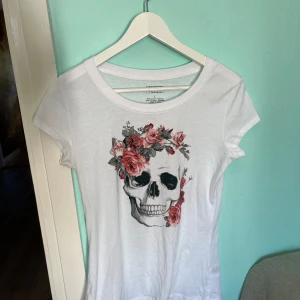 Vit T-shirt med tryck - Fint skick, något mindre i storleken.