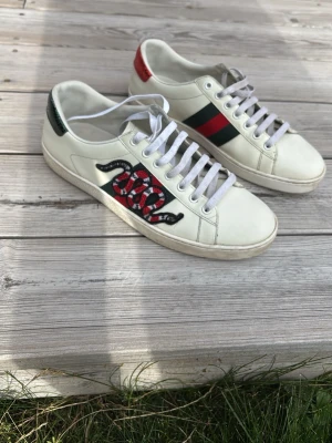 Gucci snake skor - Hej, säljer dessa otroligt snygga Gucci ace snake skorna i jätte fint skick om ni har några frågor eller vill se fler bilder är det bara att höra av sig🙌 box ingår också i köpet!