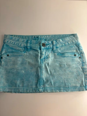 Fishbone jeanskjol  - Säljer denna otroligt snygga turkosa jeanskjolen från fishbone! Priset går alltid att diskutera och kjolen finns kvar tills den är markerad såld. 💓 Midjemått rakt över: 38cm Längd på sidan: 27cm