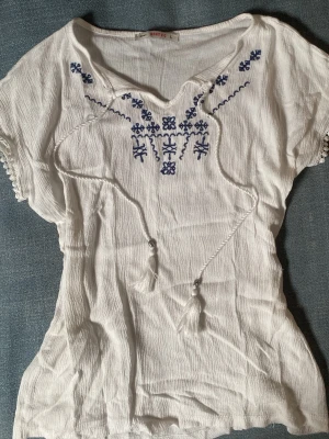 Jättefin blus❤️ - Jättefin blus med fina detaljer😚 den är knappt använd och är i storlek L men jag är S och den passar ändå mig❤️❤️ 