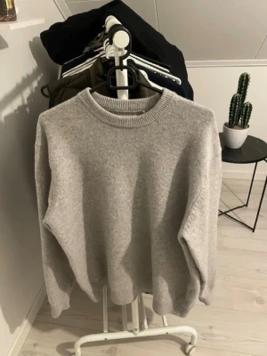 Ljusgrå stickad tröja från vailent - En enkel och stilren ljusgrå stickad tröja från vailent, skriv vid minsta fråga eller fundering, skick 8,5/10 !OBS SITTER SOM MEDIUM!