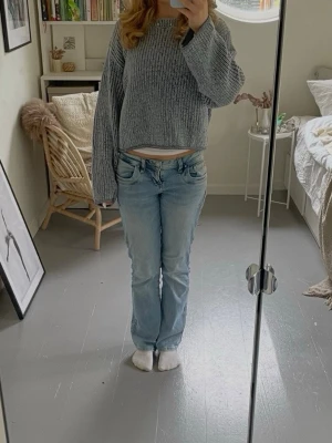 Lågmidjade bootcut jeans från LTB - Säljer ett par lågmidjade ljusblå bootcut jeans från LTB, modell Valerie. Perfekta till en stickad tröja eller t-shirt. Materialet är mjukt och stretchigt. W27 L30. Innerbenslängd 74 cm, midja tvärs över 36 cm. 