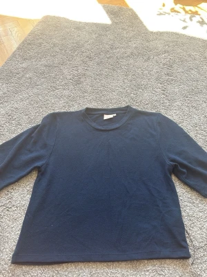 Mörkblå kortärmad tröja Nelly - En enkel och stilren mörkblå kortärmad t shirt från Nelly. Tunt stickad. Aldrig använd 
