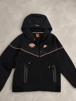 Syna world x Nike tech - Central cee Syna world x Nike tech Fleece hoodie with sipper. Brand new, in perfect condition 🙌 size M📏 black with pink/bronze designs🎨🎨 good price💸💸