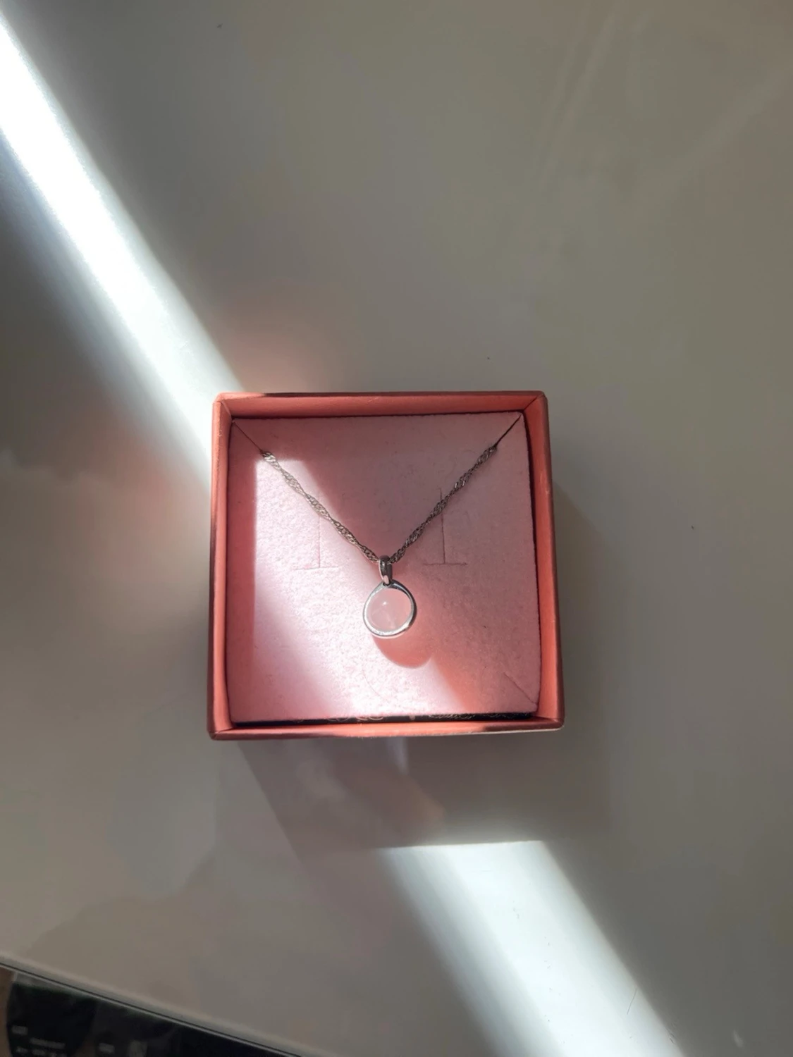 Silverhalsband med rund rosa sten