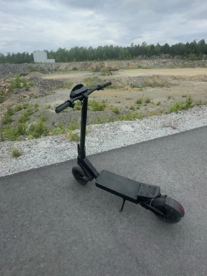 Kukirin g2  - En målad svart Kukirin g2 med 800watt och kan köra upp till max 45-50km i timmen man kan ta bort trimmen också då den kör i 25km den har väldigt bra batteri som räcker i ungefär 9 timmar .