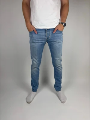 Jacob cohen jeans - Storlek: W30 (38cm), L(98cm) || Skick: Mycket bra skick|| Nypris: Ca 6000kr || Följ för liknande produkter 🌊🍾