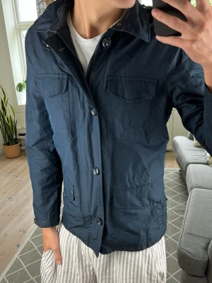 Fieldjacket Mörkblå - Supersnygg och trendig. Perfekt under sommarkvällarna! Mått: A:44 B:42 C:50 D:66 (cm) Skriv vid fundering 😇🙌