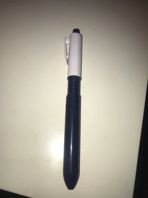 Prank vatten penna - En prank penna som inte är använd utan 3-4 gånger. Pennan är vid och mörk blå. 