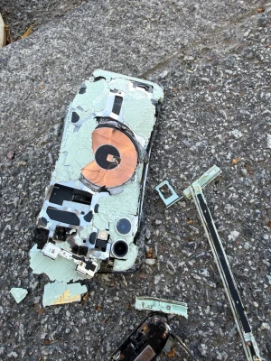 Grön smartphone  - Säljer en grön smartphone som är helt fungerande. Baksidan är knappt sprucken och innanmätet syns inte tydligt, inklusive kopparspole och elektronikdelar är design. Kameralinsen och knappar är kvar men allt är perfekt. Perfekt för att gibba.