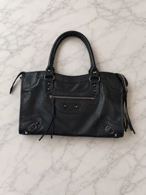 City bag  - Säljer en svart city bag. Skicket är mycket bra utan defekter. Hör av er vid funderingar!🖤