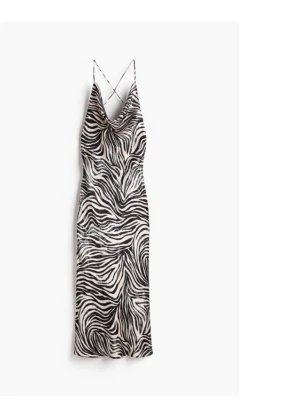 SATINKLÄNNING MED SMALA AXELBAND  - Zebraklämning från h&m, aldrig använd🥰inga defekter! Köpte den för 189kr