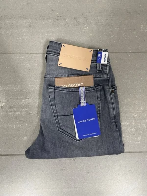 Helt nya Jacob Cohën Jeans  - Säljer nu dessa Helt Nya Jacob Cohën Jeans som har lappar och allting som orginalt är på vid köp, alltså är de endast testade. Skriv för fler bilder/frågor🙌🏼