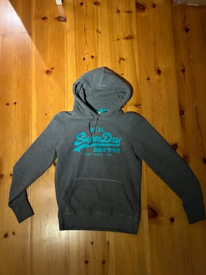 Superdry hoodie  - Storlek S | Aldrig använd helt ny! | Vid frågor och funderingar hör av er 🙌 | Rabbat går att fixa vid köp av paket 🤝