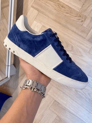 Valentino Garavani Flycrews – Royal Blue | Strl 42 | 9.5/10 Skick - Tja! Säljer en av våra absoluta bästsäljare från hemsidan — Valentino Garavani Flycrews i royal blue. En av de sällsyntaste färgerna i kollektionen, ej längre i produktion.   9.5/10 skick, nyrenoverad till 9.5/10, alla spikar intakta och fräscha innesulor.  Flycrews-marknaden har svalnat lite senaste tiden, bra tillfälle att slå till på ett bra pris.  ✅ Originallåda ✅ Äktighetscertifikat ✅ Dustbag ✅ Valentino brev ✅ Skriv i DM för kvitto — vi håller det privat f