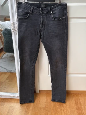  Jeans från Neuw i strl 31:32 (svart tvättade) - Lou Slim Jeans från Neuw i strl 31:32. Jeansen är i lite mörkare grå färg, svart tvättade