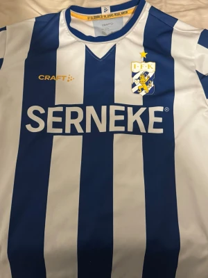 IFK Göteborg matchtröja blåvit - Säljer en IFK Göteborg-tröja med Aronsson #14 på ryggen. Tröjan är i mycket fint skick och har den klassiska blåvita designen från Craft med Serneke som huvudsponsor. Priset kan diskuteras 🙂