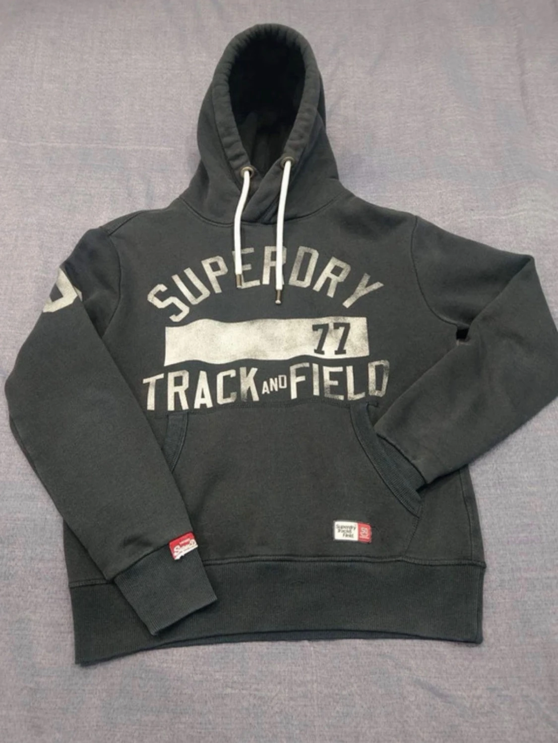 Mörkgrå Superdry hoodie med tryck