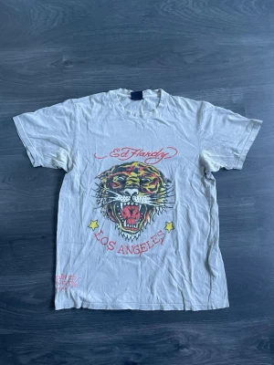 Ed Hardy t-shirt - Cool edhardy tröja med den ikoniska tigern 🔥🔥 Deb har typ nån staining i armhålorna som inte går bort 😢😢