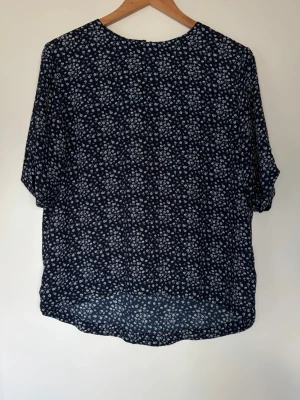 Blommig blus - Fin blus med blommor, använd men i fint skick.