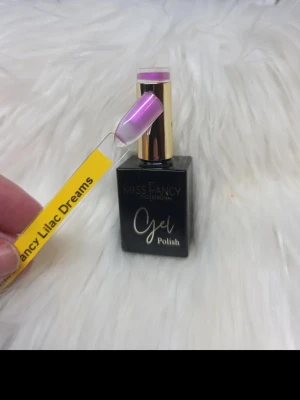 Miss Fancy Gel Polish Lilac Dreams - Effekt lack I färgen lilac Dreams från missfancy professional, ej helt täckande men perfekt att lägga över andra geler för en fin effekt