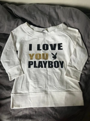 Vit sweatshirt från playboy  - Vit sweatshirt från playboy, helt oanvänd storlek M. Trekvartsärm 