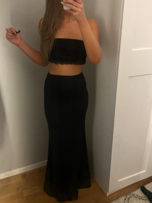 Svart lång kjol - Säljer nu denna super fina långa kjolen, den är väldigt lång så att man kan ha den högmidjat🥰går även att ha som klänning. passar dig som är 170+, S & M. Materialet är stretchigt och fint. Pris går att diskutera ❤️🌺