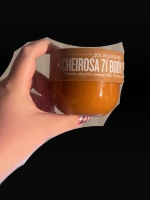 Sol de Janeiro Cheirosa 71 Body Cream - Cheirosa 71 Body Cream från Sol de Janeiro i en rund, brun plastburk med beige etikett. Krämen är känd för sin återfuktande formula och doft av karamelliserad vanilj och havssalt. Perfekt för dig som vill ha mjuk och väldoftande hud.