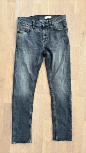 Tiger of sweden jeans  - Snygga grå tiger of sweden jeans med tvättad look i slim fit. Jeansen har en modern faded tvätt och  stretch tyg. Använd ett fåtal gånger. Modellen heter pistolero och dom är i storlek W29 L30. Priset kan diskuteras.