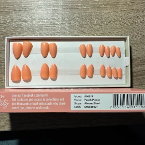 Persikofärgade press-on naglar almond - Snygga press-on naglar i en fräsch persikofärg med almondform. Perfekta för dig som vill ha ett trendigt och enkelt sätt att fixa naglarna snabbt. Kommer i flera storlekar för bästa passform och har en slät, glansig finish. Säljes utan tillbehör och storlekar x2.