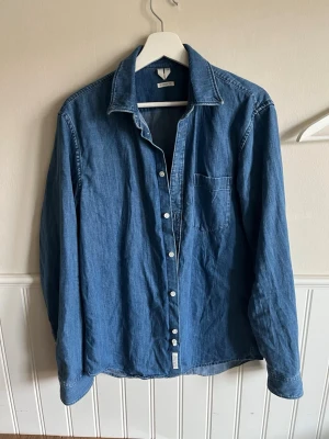 ARKET- Jeansskjorta  - Knappt använd jeansskjorta från arket, finns mer bilder