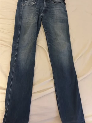 Replay jeans blå - Mörkblåa demin replay jeans anbass hyperflex med ett litet hål neranför gylfen som knappt syns.