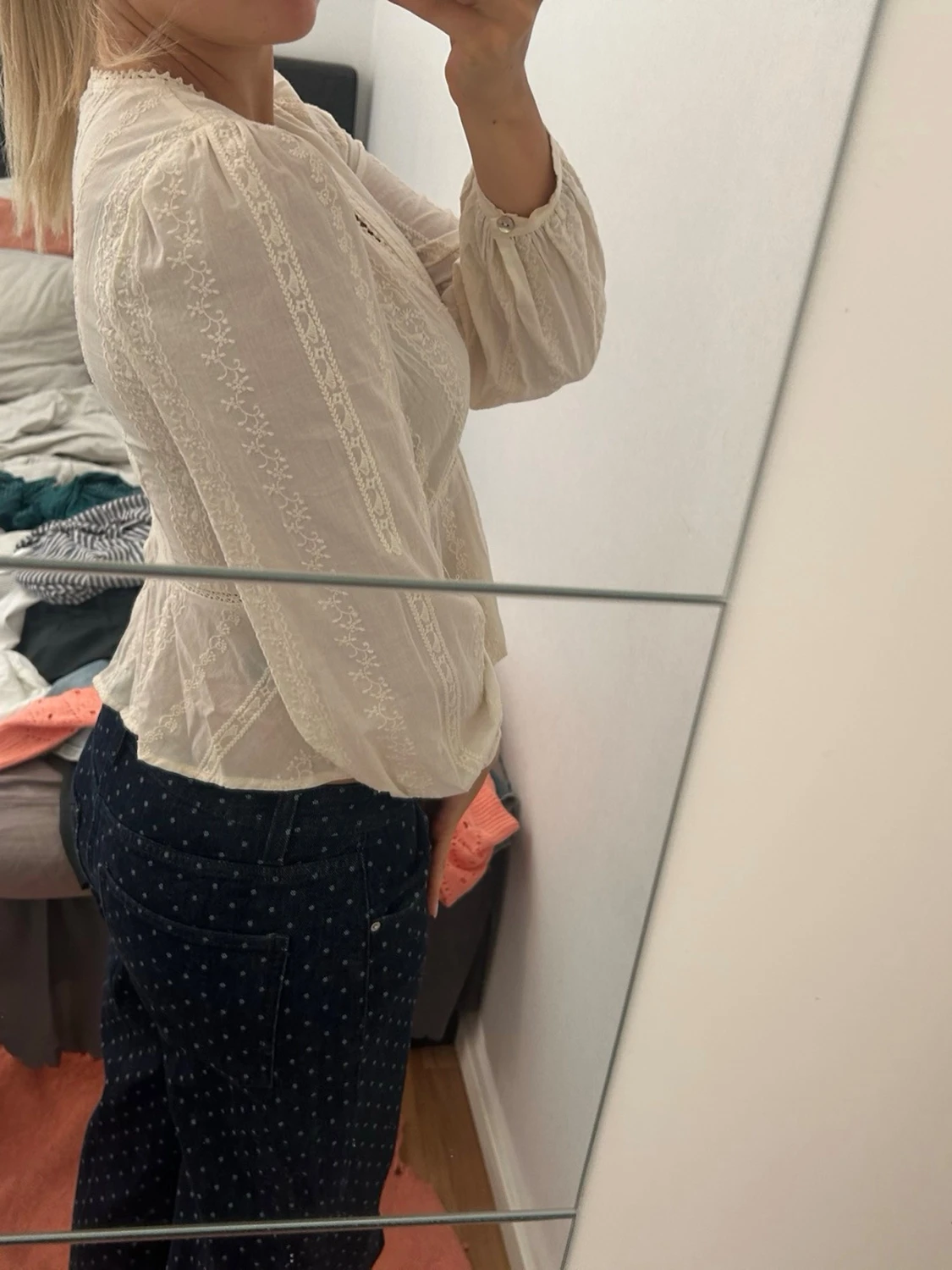 Vit romantisk blus med spetsdetaljer - 1