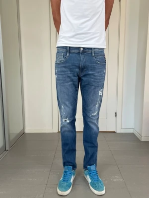 Replay Anbass Jeans - Säljer nu dessa Replay Anbass Jeans med snygga slitningar i populär design, mått ca 41,5 o 101 cm. W32 o L30, skriv för fler bilder/frågor🙌🏼