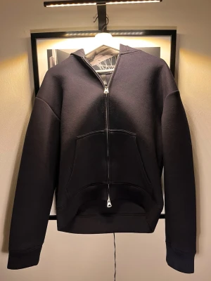 Scuba Hoodie  - Säljer en mörkblå Scuba Hoodie från Hm. Använd fåtal gånger och är i nytt skick. Den har en slim design och hög kvalité. Hör av dig vid funderingar!