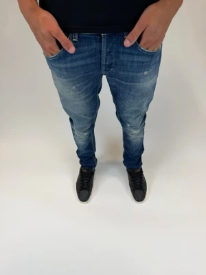 Dondup Jeans George  - Dondup Jeans George  Storlek 33 Ny pris 4000 kr Original slitningar från fabrik 